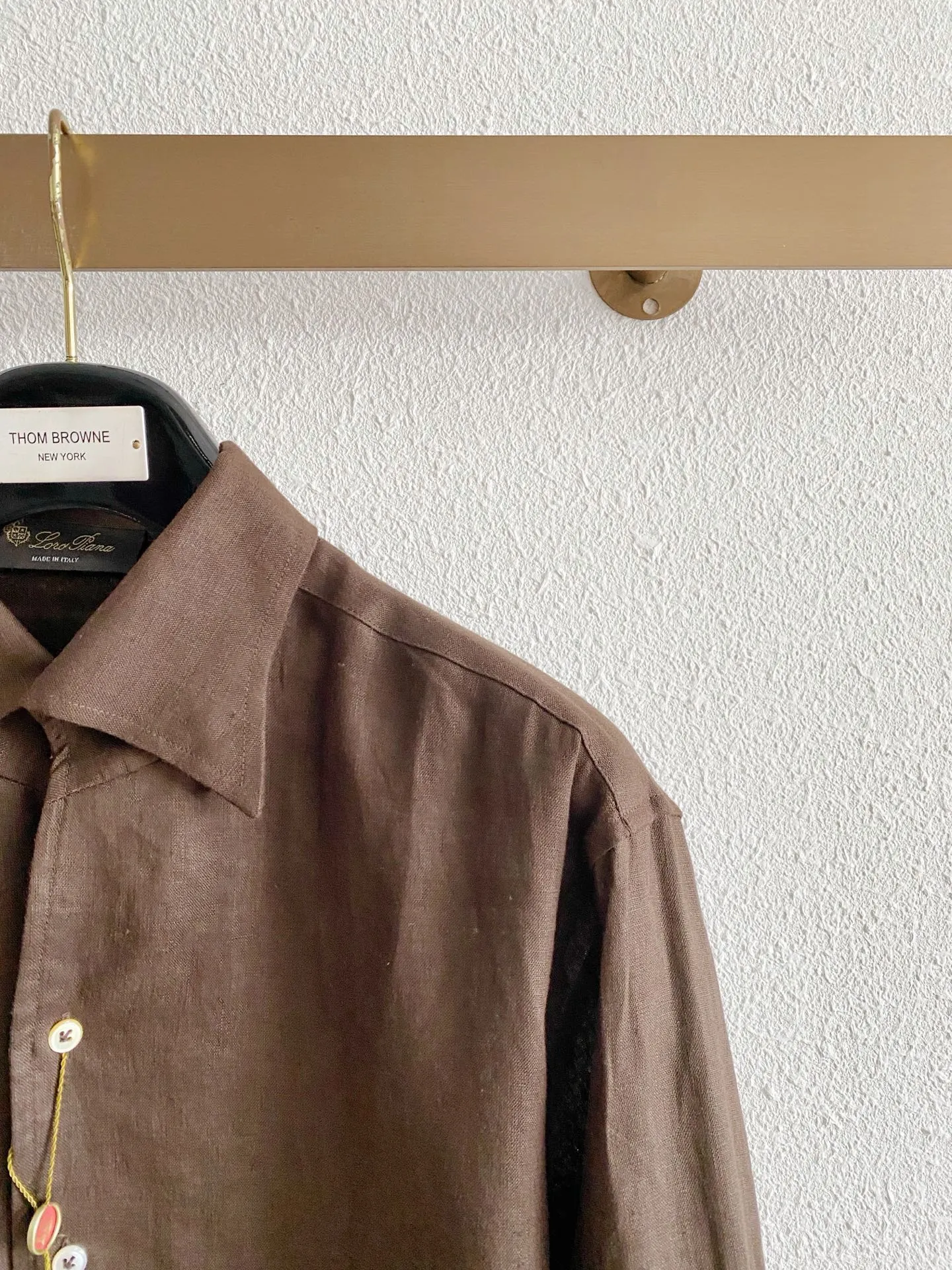 Loro Piana natural linen fabric has a delicate texture and is breathable to wick away sweat, keeping the upper body dry and comfortable. Loose-fitting shirt silhouette with a refined collar that flatters the neck. Simple and light luxury business style, high-end texture without exaggeration, multiple colors available, suitable for commuting and daily life, easily improving men's dressing style. Sizes:M-4XL